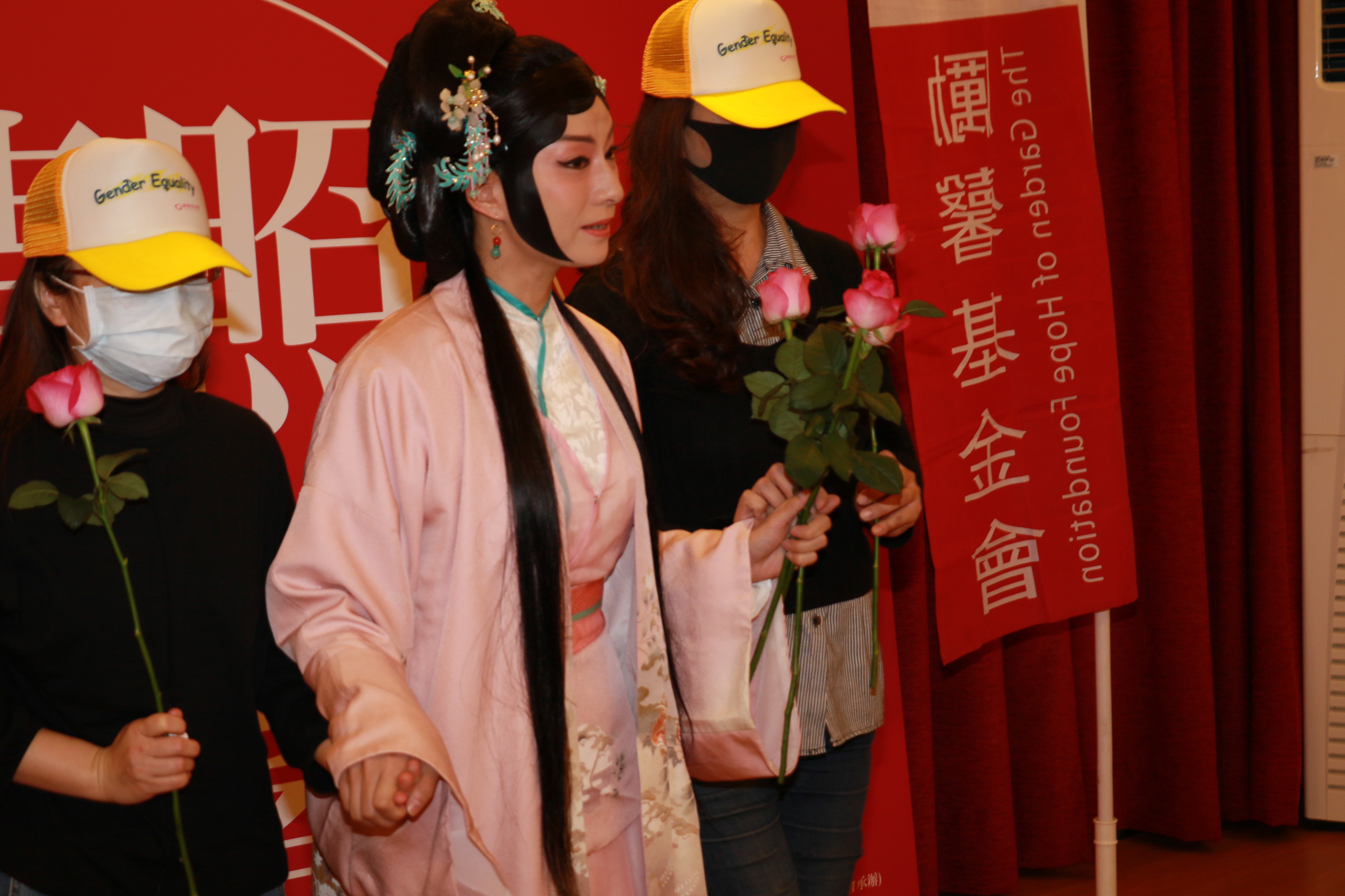由陳娟娟飾演的李清照現身記者會  手持玫瑰送給2位受暴婦女